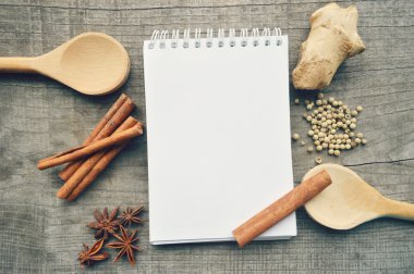 Baharatlar, baharat, tarif kitabı, not defteri, yazma, biber, bezelye, kırmızı biber, kara biber, kakule, yıldız anason, tarçın, kişniş, tarçın, karanfil, yıldız