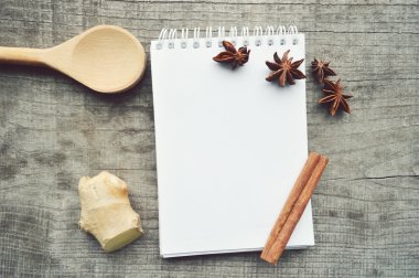 Baharatlar, baharat, tarif kitabı, not defteri, yazma, biber, bezelye, kırmızı biber, kara biber, kakule, yıldız anason, tarçın, kişniş, tarçın, karanfil, yıldız