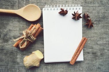 Baharatlar, baharat, tarif kitabı, not defteri, yazma, biber, bezelye, kırmızı biber, kara biber, kakule, yıldız anason, tarçın, kişniş, tarçın, karanfil, yıldız