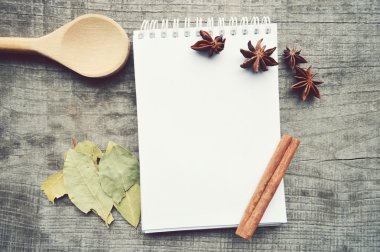 Baharatlar, baharat, tarif kitabı, not defteri, yazma, biber, bezelye, kırmızı biber, kara biber, kakule, yıldız anason, tarçın, kişniş, tarçın, karanfil, yıldız