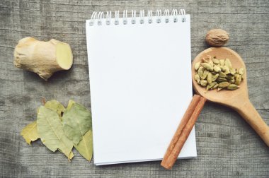 Baharatlar, baharat, tarif kitabı, not defteri, yazma, biber, bezelye, kırmızı biber, kara biber, kakule, yıldız anason, tarçın, kişniş, tarçın, karanfil, yıldız