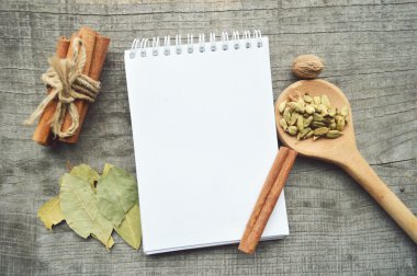 Baharatlar, baharat, tarif kitabı, not defteri, yazma, biber, bezelye, kırmızı biber, kara biber, kakule, yıldız anason, tarçın, kişniş, tarçın, karanfil, yıldız