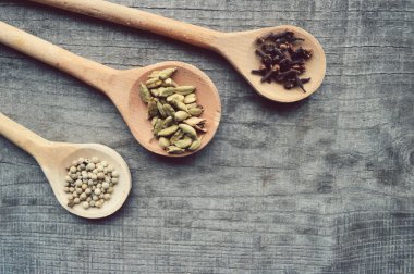 Baharatlar, baharat, tarif kitabı, not defteri, yazma, biber, bezelye, kırmızı biber, kara biber, kakule, yıldız anason, tarçın, kişniş, tarçın, karanfil, yıldız