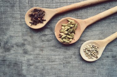 Baharatlar, baharat, tarif kitabı, not defteri, yazma, biber, bezelye, kırmızı biber, kara biber, kakule, yıldız anason, tarçın, kişniş, tarçın, karanfil, yıldız