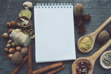 Baharatlar, baharat, tarif kitabı, not defteri, yazma, biber, bezelye, kırmızı biber, kara biber, kakule, yıldız anason, tarçın, kişniş, tarçın, karanfil, yıldız