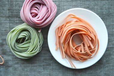 Renkli ham İtalyan makarna