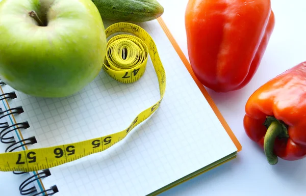 Legumes e frutas para perda de peso, uma fita métrica, dieta, perda de peso — Fotografia de Stock