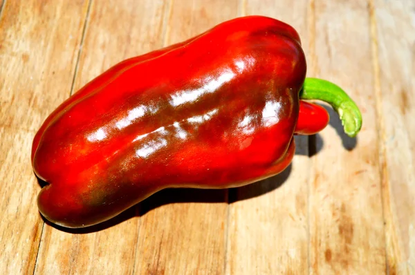 Legumes, comida saudável, pequenos tomates vermelhos e amarelos, pimenta vermelha, pimenta, berinjela em um fundo de madeira — Fotografia de Stock