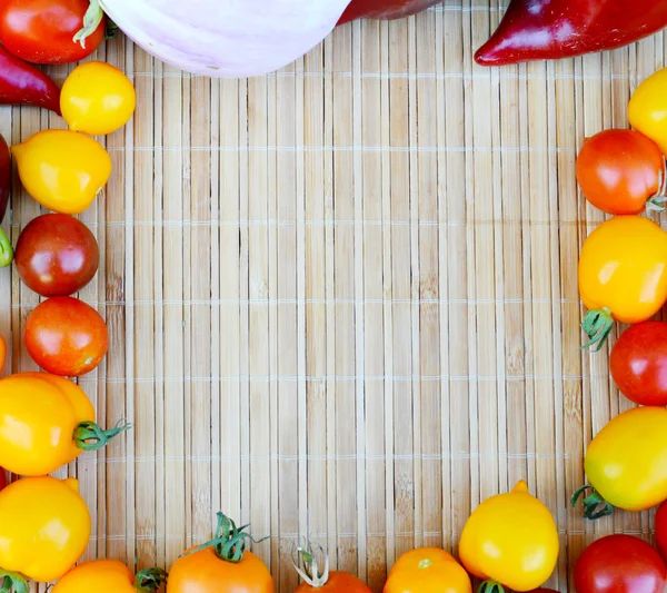 Tomates rojos orgánicos, naturales y frescos — Foto de Stock