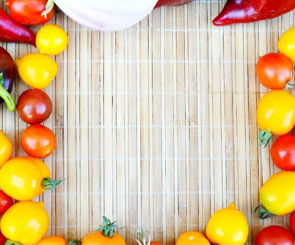 Tomates e pimentas naturais naturais orgânicos vermelhos e amarelos — Fotografia de Stock