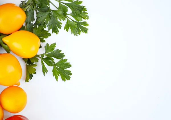 Legumes, comida saudável, pequenos tomates vermelhos e amarelos, pimenta vermelha, pimenta, berinjela em um fundo de madeira — Fotografia de Stock