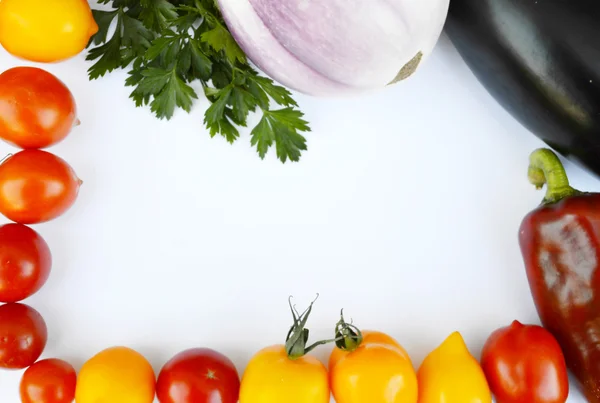 Legumes, comida saudável, pequenos tomates vermelhos e amarelos, pimenta vermelha, pimenta, berinjela em um fundo de madeira — Fotografia de Stock