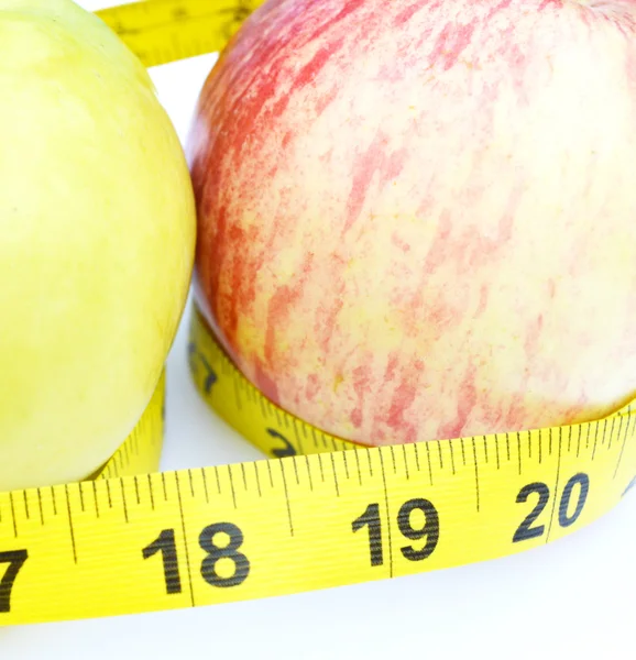 Verduras y frutas para bajar de peso, cinta métrica, dieta, pérdida de peso —  Fotos de Stock