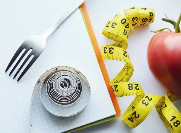 Verduras y frutas para bajar de peso, cinta métrica, dieta, pérdida de peso — Foto de Stock