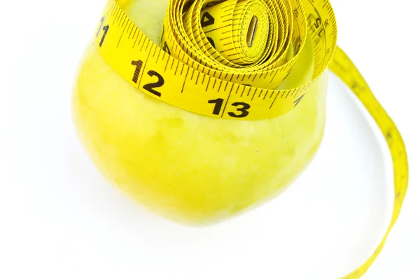 Legumes e frutas para perda de peso, uma fita métrica, dieta, perda de peso — Fotografia de Stock