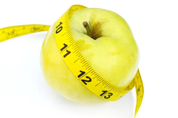 Grönsaker och frukt för viktminskning, ett måttband, kost, viktminskning — Stockfoto