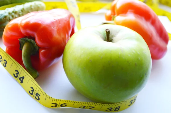 Gemüse und Obst zur Gewichtsabnahme, Maßband, Ernährung, Gewichtsabnahme — Stockfoto
