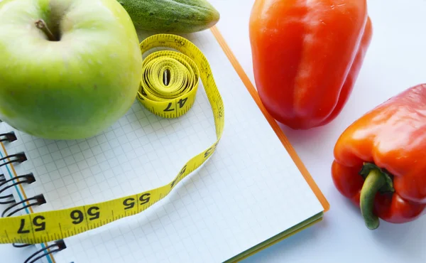 Verdure e frutta per perdita di peso, un nastro di misurazione, dieta, perdita di peso — Foto Stock