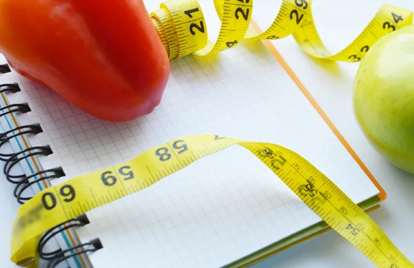 Verduras y frutas para bajar de peso, cinta métrica, dieta, pérdida de peso —  Fotos de Stock