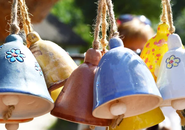 Close-up op handgemaakte traditionele keramische jingle bells met etnische ornament — Stockfoto