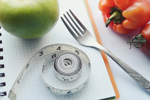 Verdure e frutta per perdita di peso, un nastro di misurazione, dieta, perdita di peso — Foto Stock