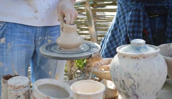 Mãos a trabalhar na roda de cerâmica, de perto — Fotografia de Stock
