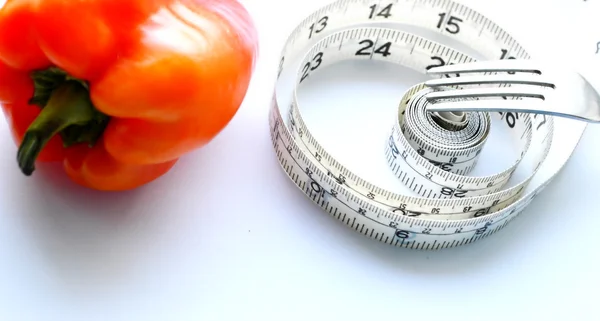 Verdure e frutta per perdita di peso, un nastro di misurazione, dieta, perdita di peso — Foto Stock