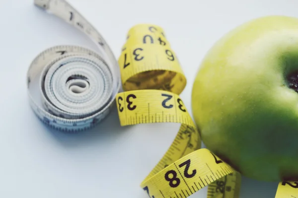 Zelenina a ovoce pro hubnutí, měřicí pásky, dieta, hubnutí — Stock fotografie