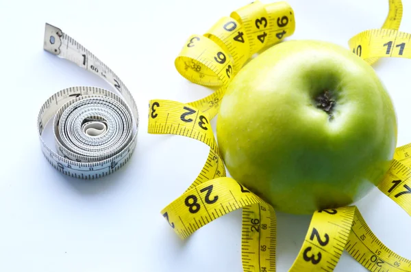Verdure e frutta per perdita di peso, un nastro di misurazione, dieta, perdita di peso — Foto Stock