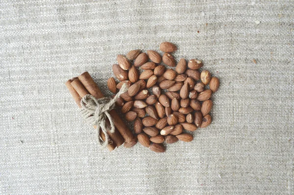 Vlašské ořechy, mandle, lískové ořechy záběr na dřevěné pozadí, mnoho druhů ořechů — Stock fotografie