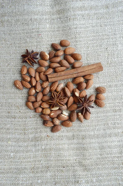 Walnoten, amandelen, hazelnoten close-up op houten achtergrond, vele soorten noten — Stockfoto