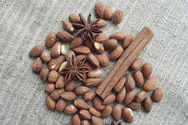 Орехи, миндаль, фундук крупным планом на деревянном фоне, много сортов орехов — стоковое фото