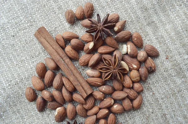 Walnoten, amandelen, hazelnoten close-up op houten achtergrond, vele soorten noten — Stockfoto