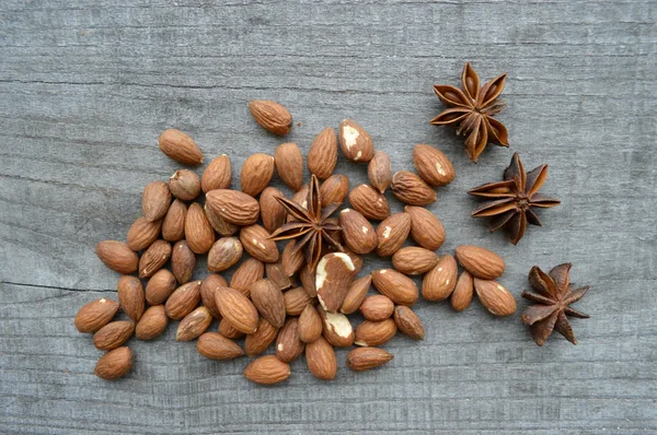 Valnötter, mandlar, hasselnötter närbild på trä bakgrund, många sorters nötter — Stockfoto