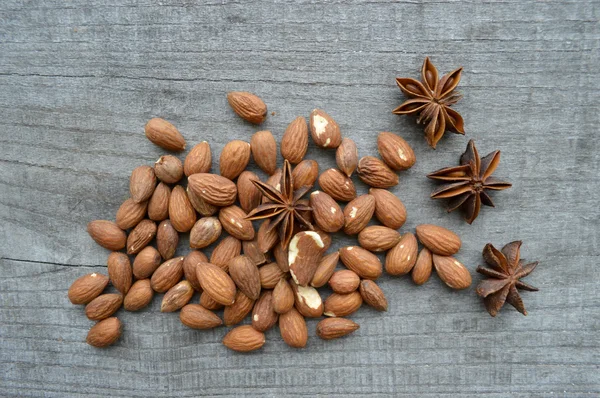 Nueces, almendras, avellanas primer plano sobre fondo de madera, muchas variedades de frutos secos —  Fotos de Stock