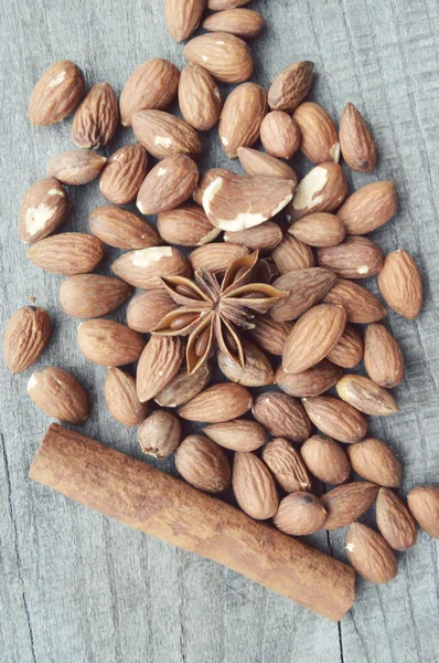 Nueces, almendras, avellanas primer plano sobre fondo de madera, muchas variedades de frutos secos —  Fotos de Stock