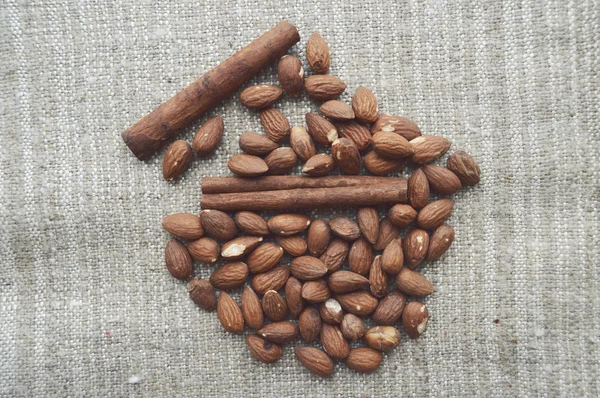 Almonds closeup on wooden background.Walnuts,almonds,hazelnuts closeup on wooden background,many varieties of nuts — Stock Photo, Image