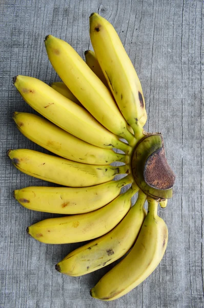 ahşap arka plan üzerinde muz