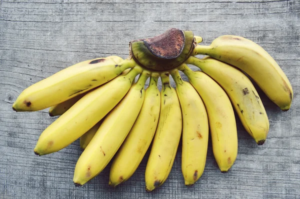 Plátanos sobre un fondo de madera — Foto de Stock