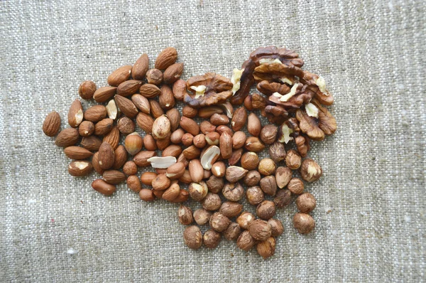 Mandel närbild på trä bakgrund. Valnötter, mandlar, hasselnötter närbild på trä bakgrund, många sorters nötter — Stockfoto