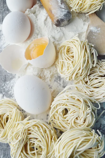 Bodegón con pasta casera cruda e ingredientes para pasta.. proceso de cocción de pasta —  Fotos de Stock