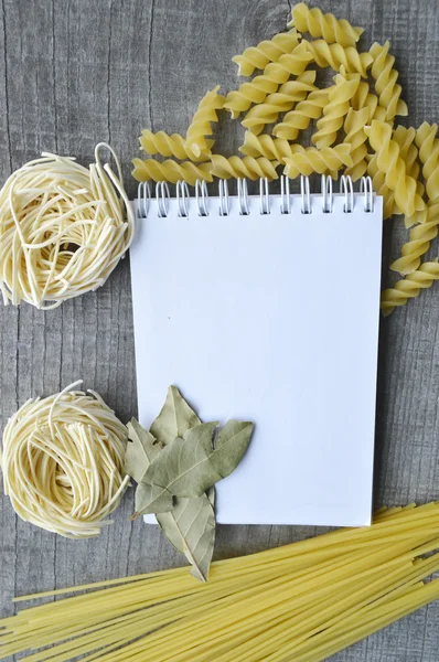 Receptenboek, Kladblok, koken, specerijen op houten achtergrond — Stockfoto