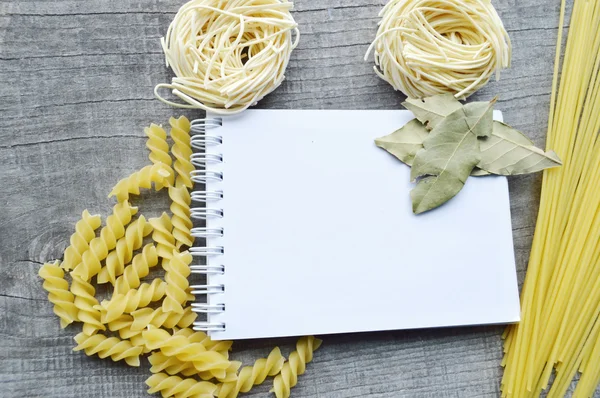 Receptenboek, Kladblok, koken, specerijen op houten achtergrond — Stockfoto