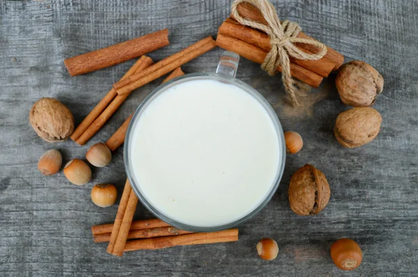 Tazza di latte caldo con cannella e noci — Foto Stock