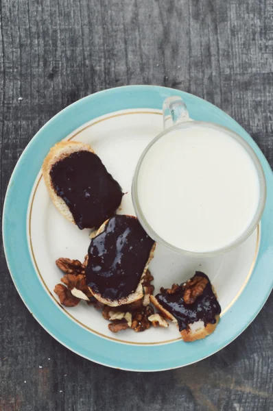 Tarçın, baharat ve fındık, ceviz, closeup ahşap arka plan üzerinde sıcak süt fincan — Stok fotoğraf