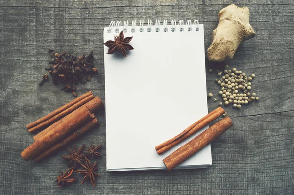 Kruiden, specerijen, receptenboek, Kladblok, schrijven, peper, erwten, rode paprika, zwarte peper, kardemom, ster anijs, kaneel, koriander, kaneelstokjes, kruidnagel, ster — Stockfoto