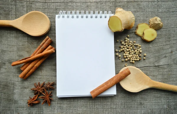 Kruiden, specerijen, receptenboek, Kladblok, schrijven, peper, erwten, rode paprika, zwarte peper, kardemom, ster anijs, kaneel, koriander, kaneelstokjes, kruidnagel, ster — Stockfoto