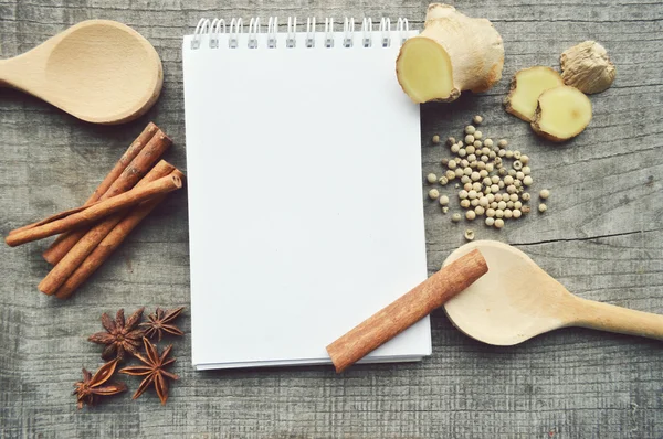 Kruiden, specerijen, receptenboek, Kladblok, schrijven, peper, erwten, rode paprika, zwarte peper, kardemom, ster anijs, kaneel, koriander, kaneelstokjes, kruidnagel, ster — Stockfoto