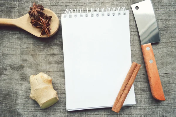 Kruiden, specerijen, receptenboek, Kladblok, schrijven, peper, erwten, rode paprika, zwarte peper, kardemom, ster anijs, kaneel, koriander, kaneelstokjes, kruidnagel, ster — Stockfoto