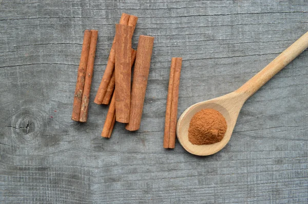 Condimentos, especias, libro de recetas, Bloc de notas, escribir, pimienta, guisantes, pimiento rojo, pimienta negra, cardamomo, anís estrellado, canela, cilantro, palitos de canela, clavo de olor, estrella — Foto de Stock